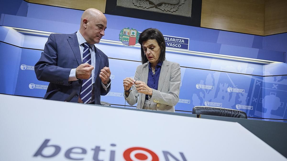 La consejera de Bienestar, Juventud y Reto Demográfico, Nerea Melgosa, y el responsable del servicio BetiON, Iñigo Mijangos, presentan el nuevo sistema de voz de betiON