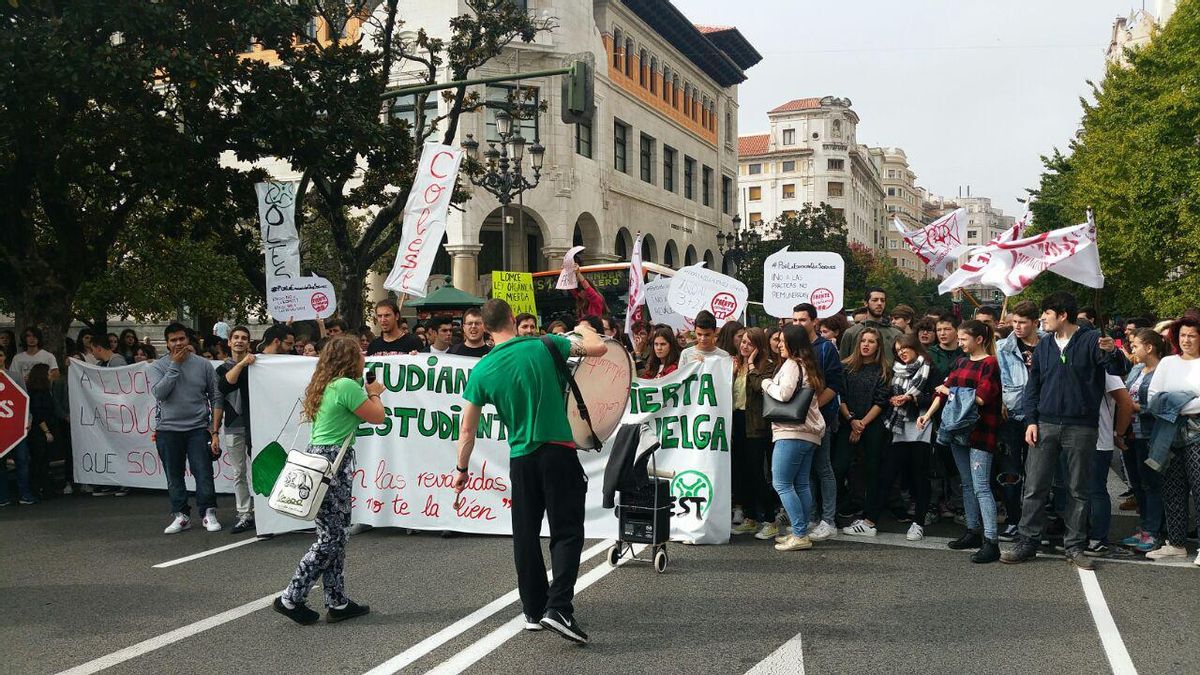 Concentración de estudiantes contra las reválidas en Santander. |