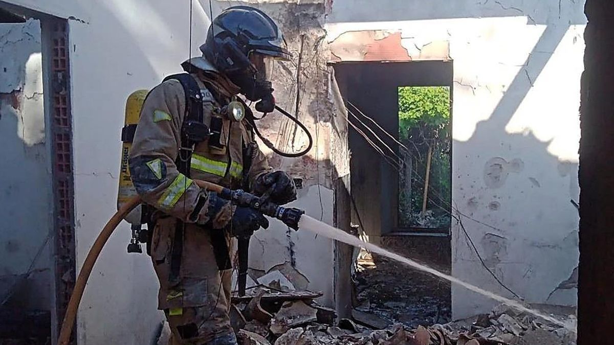 Buscan a un hombre entre los restos de una vivienda calcinada en Mazarrón