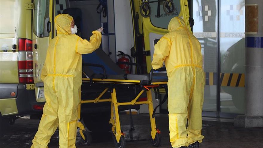Personal del Servicio Canario de Salud prepara una ambulancia en la puerta de Urgencias del Hospital Universitario Insular de Gran Canaria