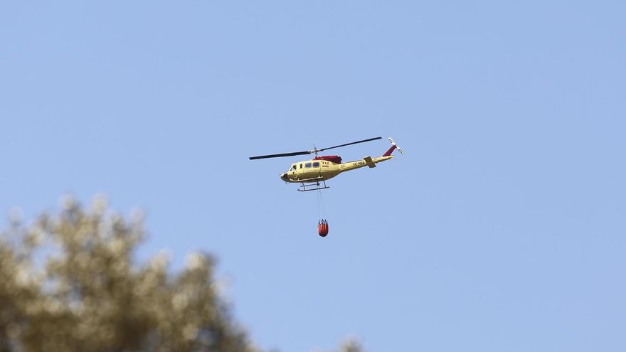 Vista de un helicóptero de los bomberos en Robledo de Chavela este miércoles.