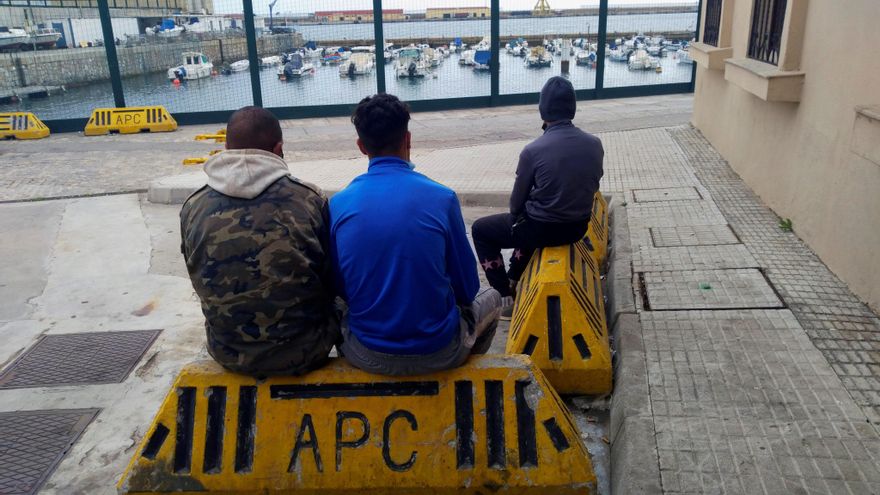 Tres menores de edad en el puerto de Ceuta tras cruzar la frontera de Marruecos.