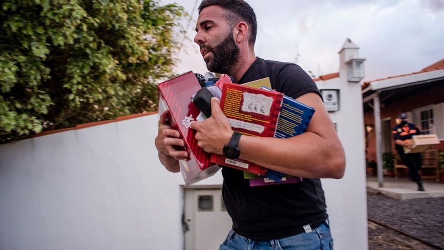 Un hombre con sus pertenencias durante una de las evacuaciones por la erupción del volcán de La Palma
