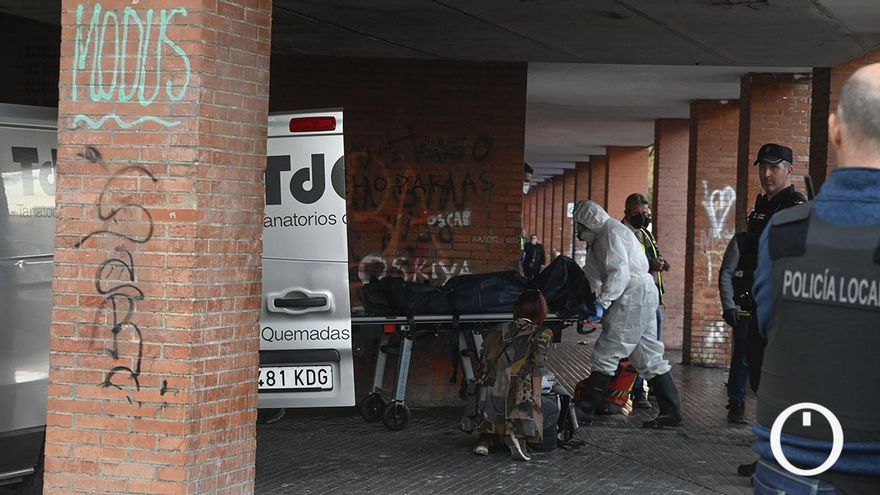 Un muerto y dos heridos en un virulento incendio en el barrio de Las Moreras