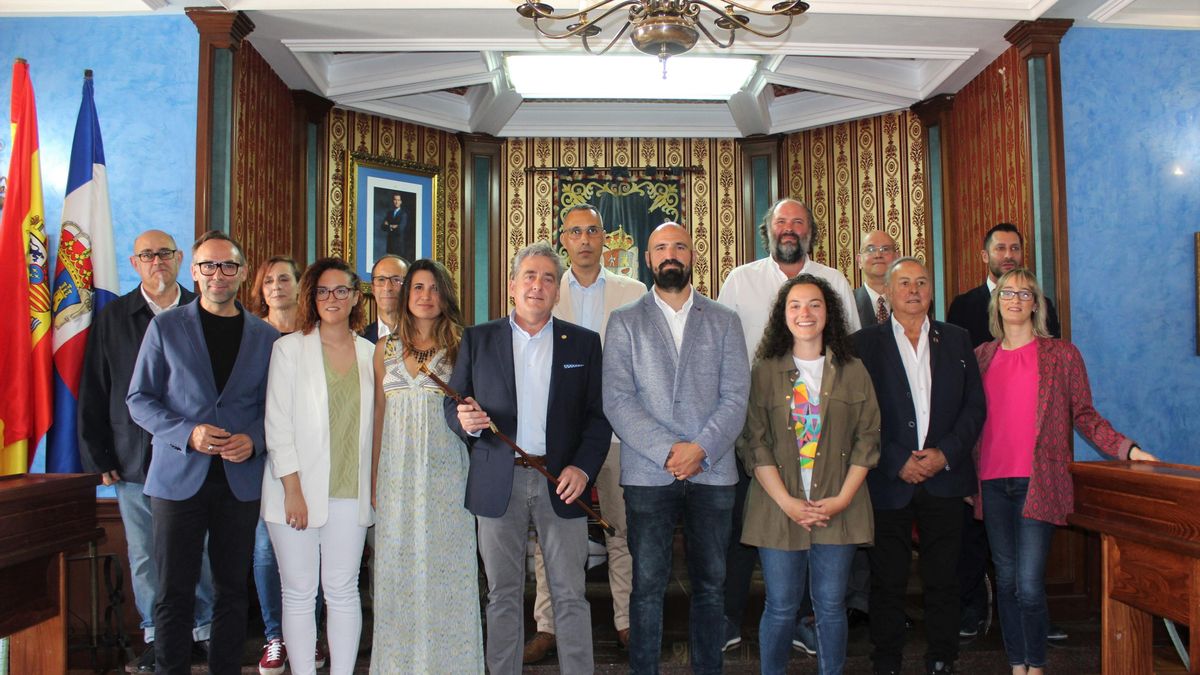 El nuevo alcalde de Reinosa, José Luis López Vielva, con miembros de la Corporación
