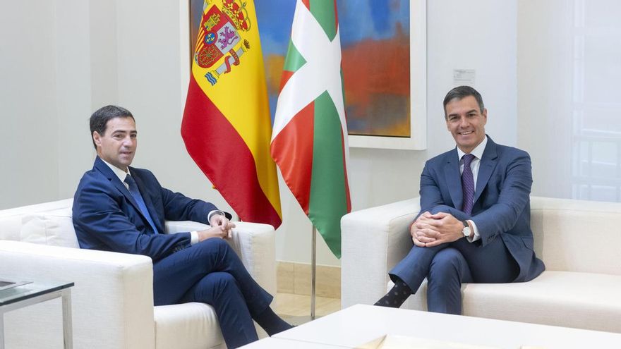 El lehendakari Imanol Pradales en La Moncloa junto al presidente del Gobierno Pedro Sánchez.