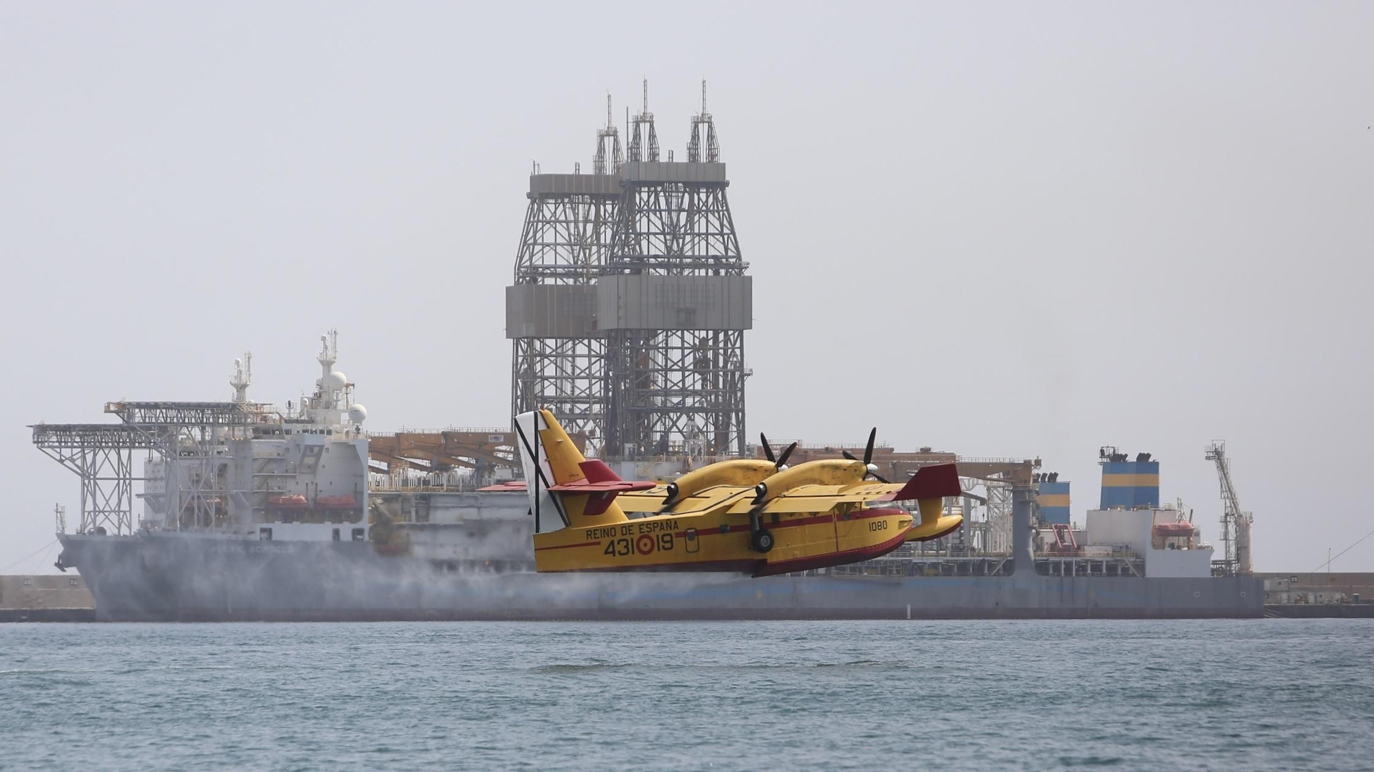 Hidroavión cargando en Las Palmas de Gran Canaria.