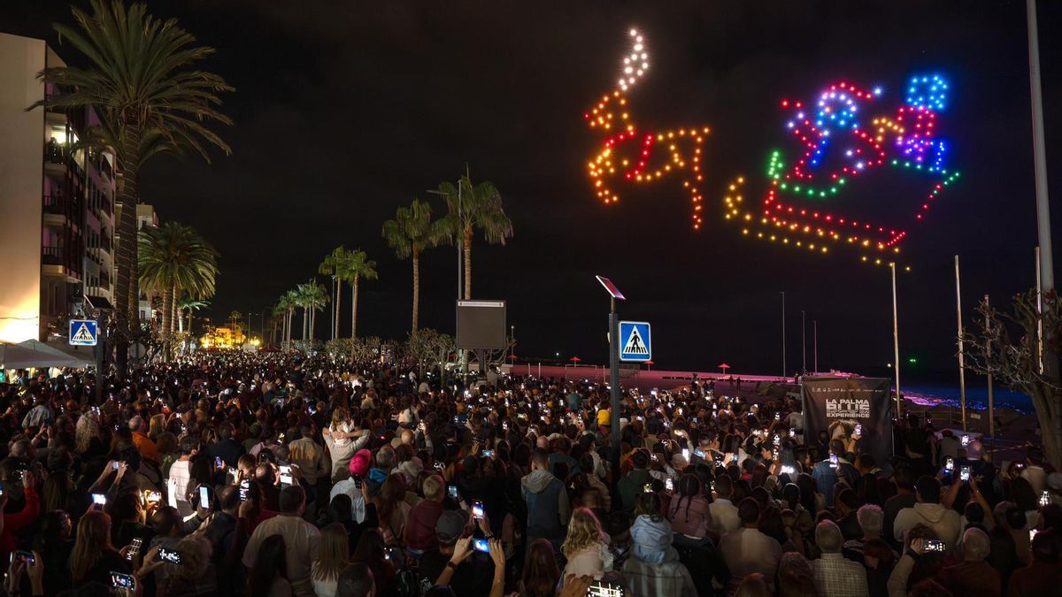 Santa Cruz de La Palma enciende la Navidad con un espectáculo de luz y color de 300 drones ante 20.000 personas