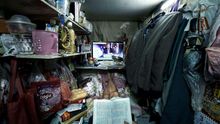 Fotografía de Benny Lam de su serie "Atrapados" para National Geographic donde documenta infraviviendas en Hong Kong.