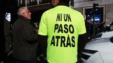 Un taxista en huelga junto a un pensionista en la calle Atocha, Madrid.