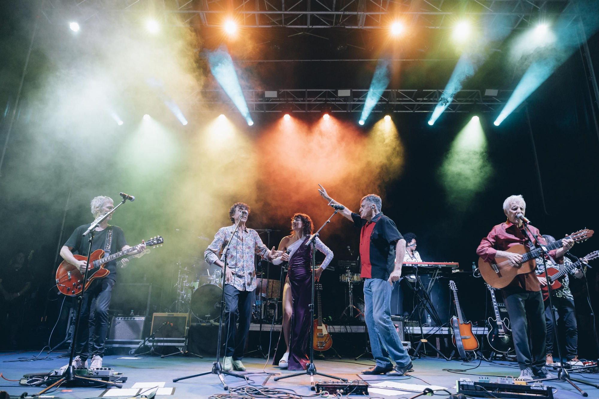 Ariel Rot y Kiko Veneno en el escenario junto a Sandra Monfort y El Gran Wyoming