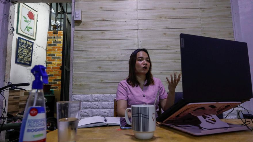Una maestra de escuela secundaria pública habla con sus estudiantes a través de una orientación de clase en línea durante el primer día de un nuevo año escolar desde su casa en Quezon City, Metro Manila, Filipinas, 13 de septiembre de 2021