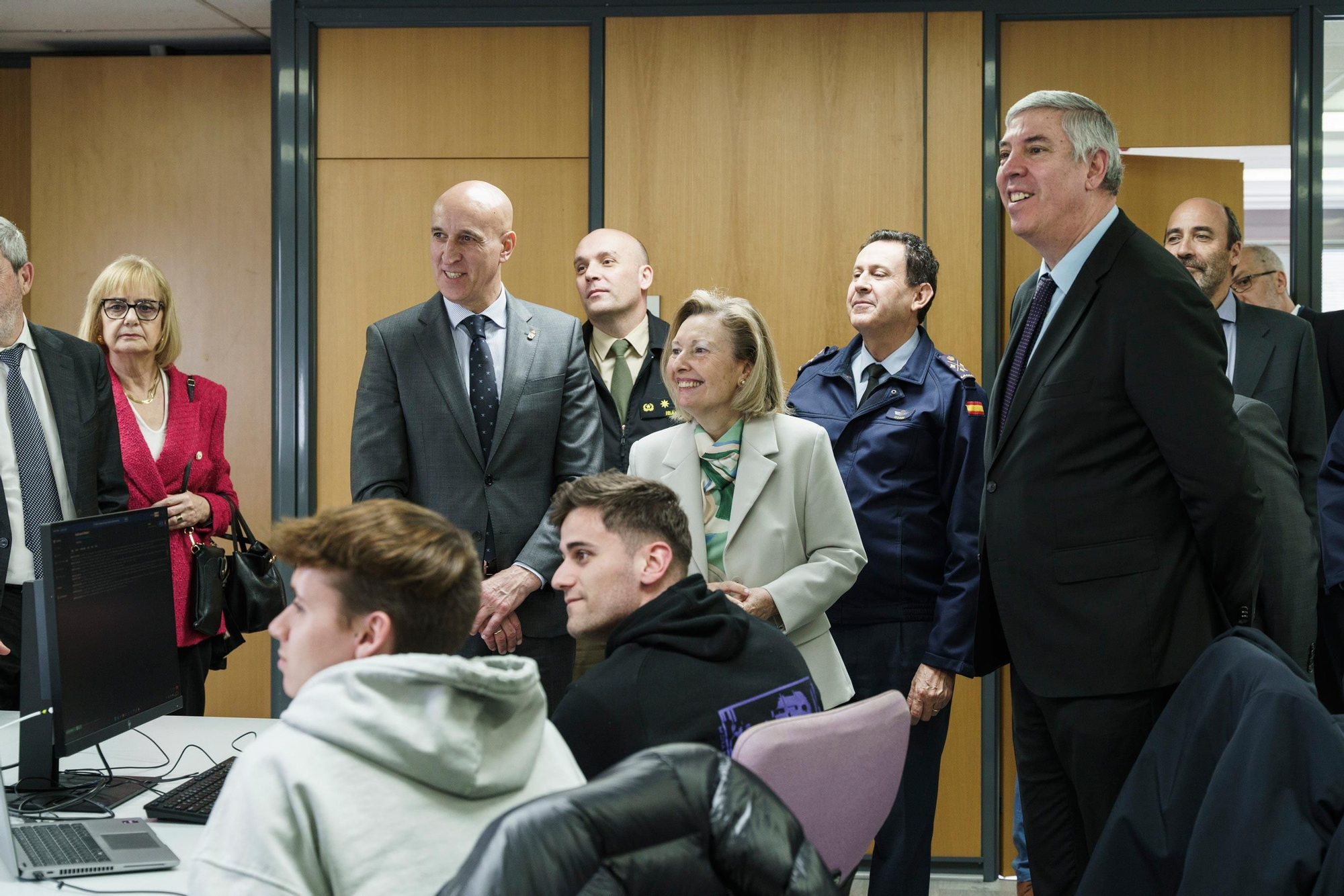Un momento de la visita de Amparo Valcarce al Centro de Excelencia en Seguridad de Indra en León