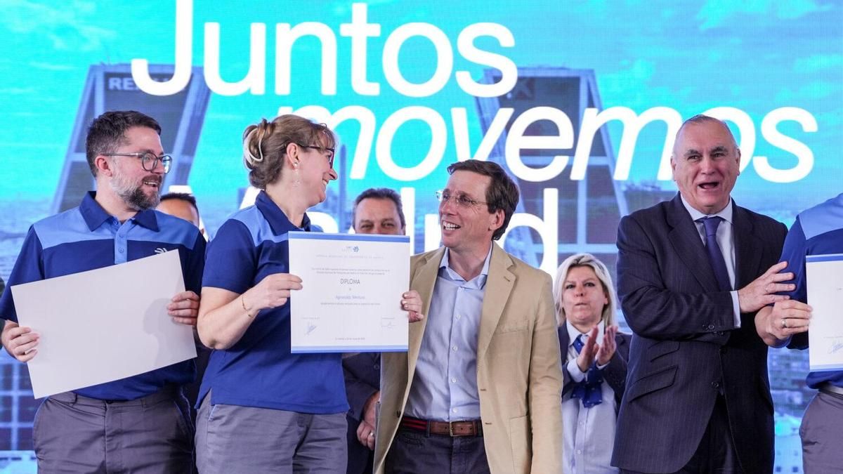 El Gobierno de Almeida cancela el examen de conductores de EMT a 24 horas de la prueba y deja tirados a 1.800 aspirantes