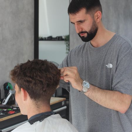 Luis Serrano, en la barbería.