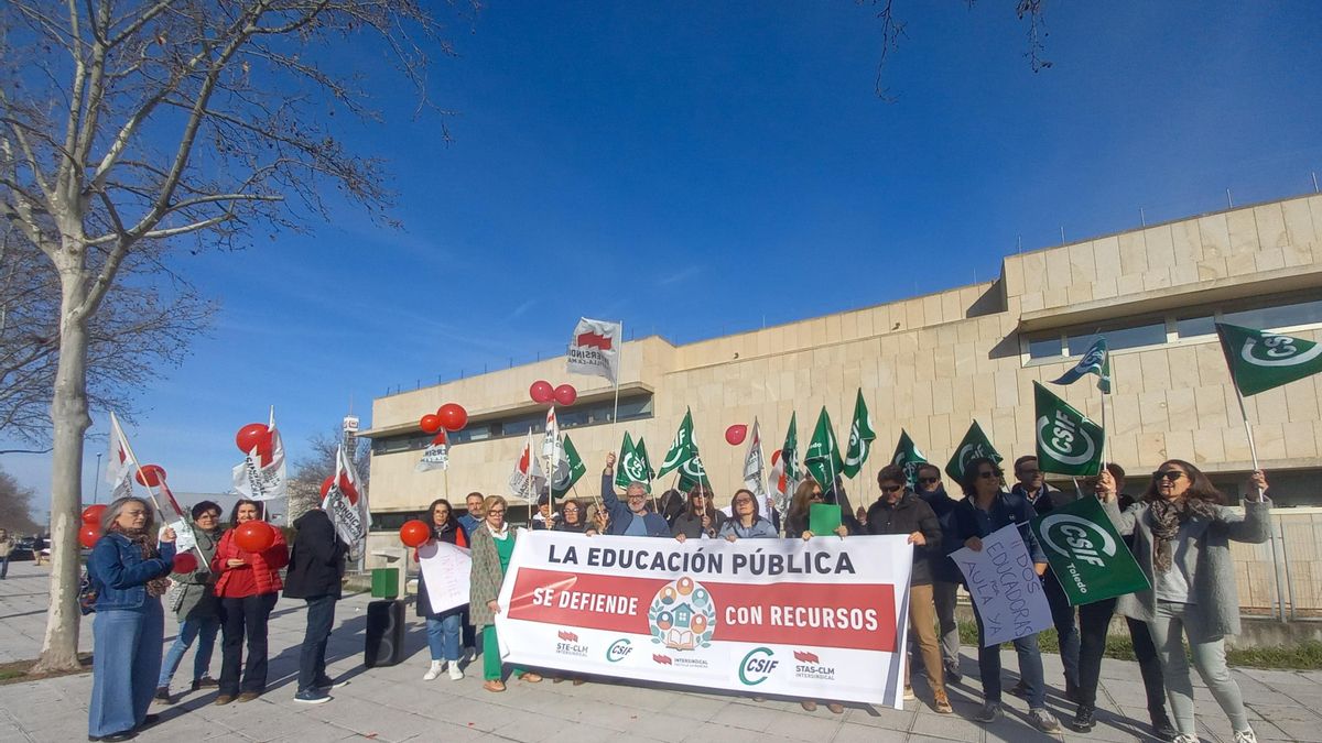 Protesta de los sindicatos STAS Y CSIF a las puertas de la Consejería de Educación, en Toledo, por las nuevas ratios en las escuelas infantiles públicas