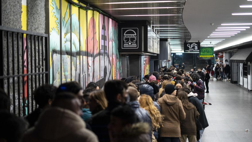 Grupos de jóvenes hacen cola para entrar en locales de ocio en Madrid. / Ana Beltrán