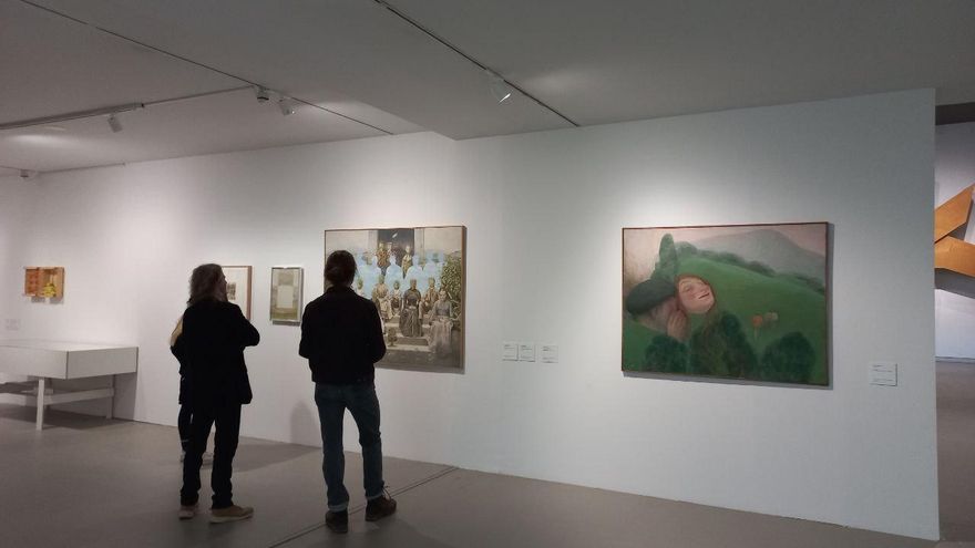 Dos personas visitan el museo Artium en su 20 aniversario