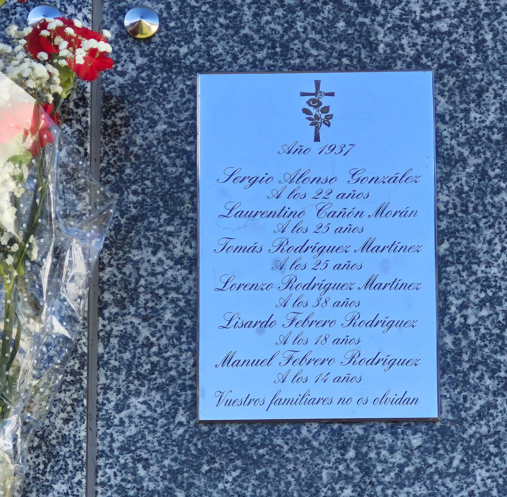 Placa en conmemoración de los represaliados en Casares de Arbas.