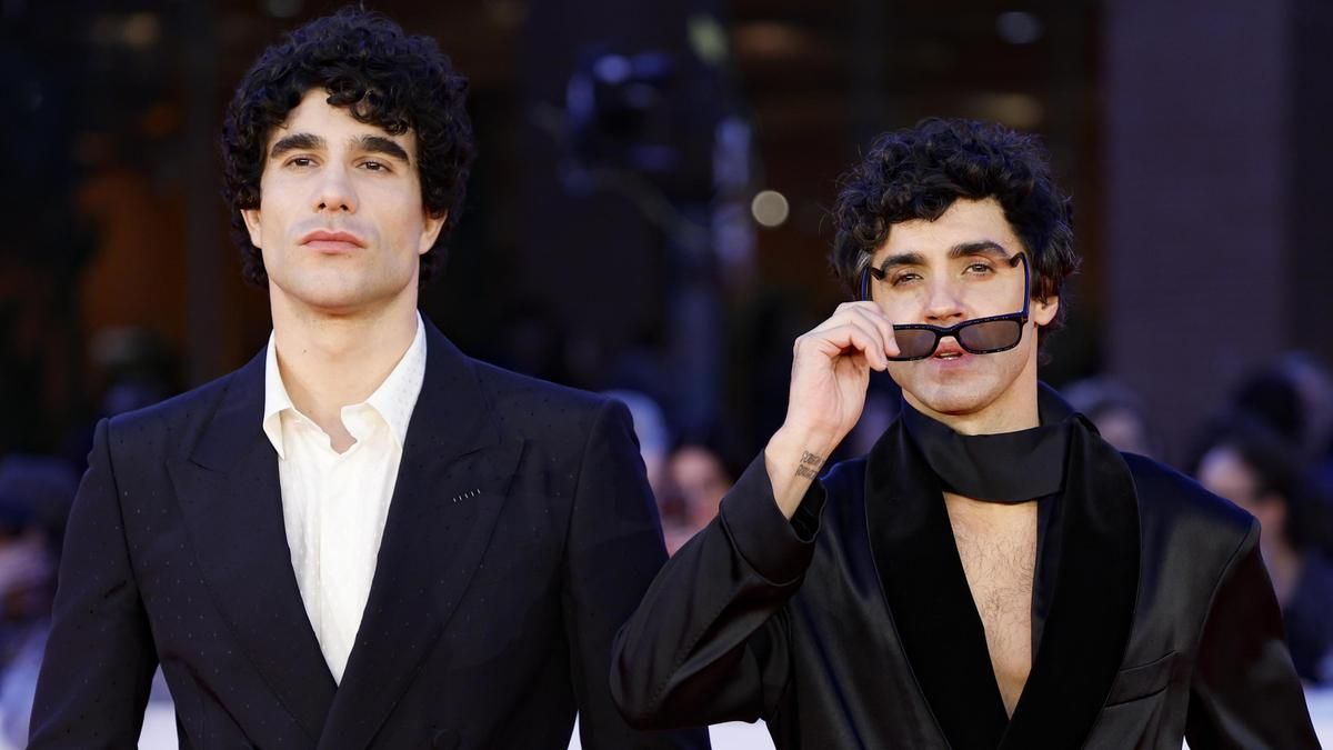 Los cineastas españoles Javier Calvo (i) y Javier Ambrossi (d) llegan a la proyección de la película 'La Bola Negra' durante la 21.ª edición del Festival Internacional de Cine de Roma