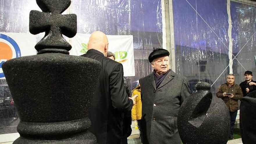 Karpov dando su aprobación al tablero gigante de ajedrez leonés. Foto: Peio García / ICAL.