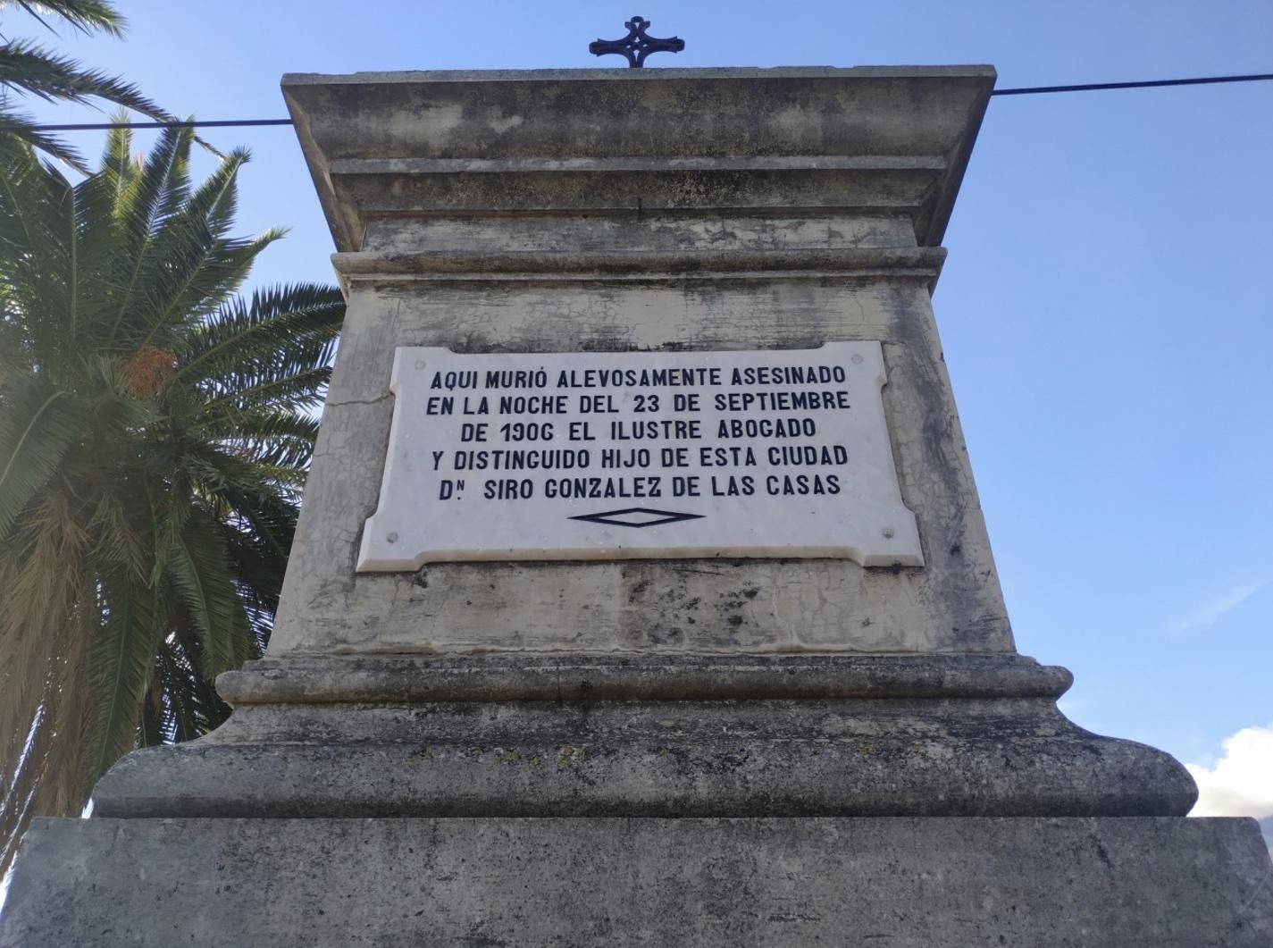 Cruz y placa que recuerdan el asesinato de Siro González de las Casas en la cuesta de El Planto, en Santa Cruz de La Palma.