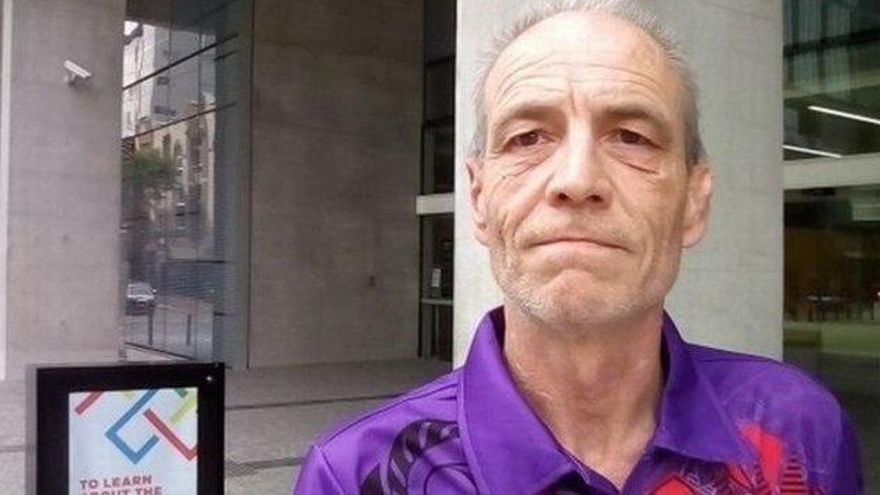 Un inglés asegura ser hijo de Carlos III y que le hicieron cirugías para no parecerse a la familia real