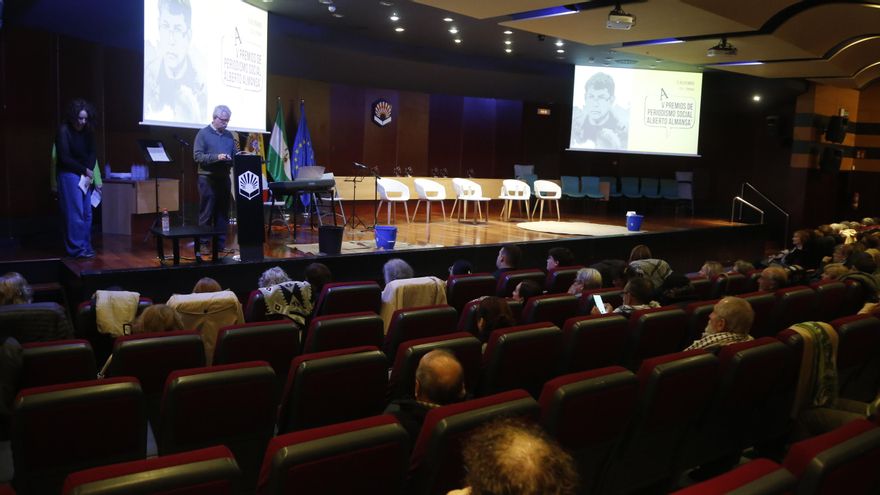 El escenario del salón de actos del Rectorado de la UCO, con cubos de agua por las goteras.