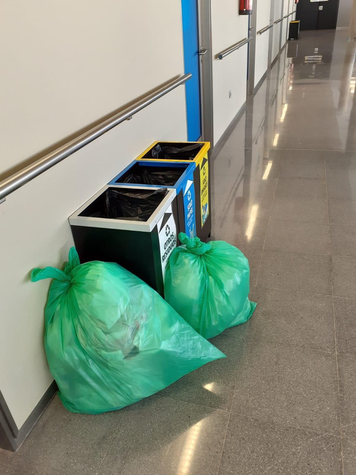 Basuras sin recoger en un centro de salud de Tenerife