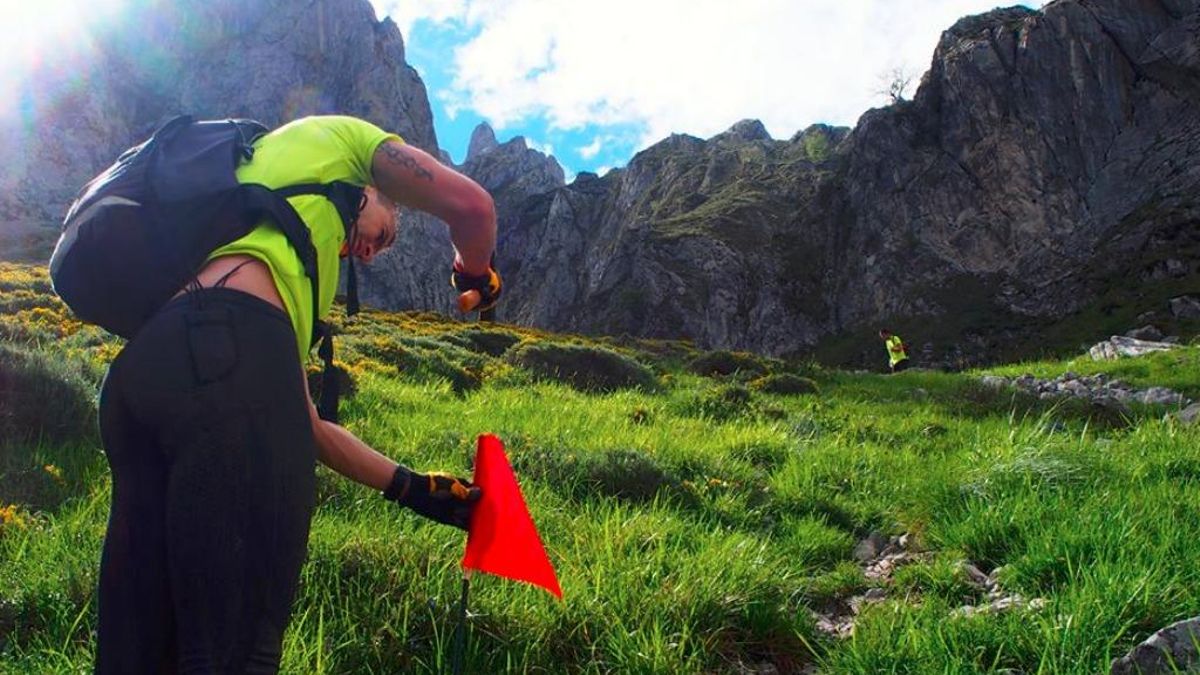 Imagen de archivo de voluntarios señalizando la carrera Desafío Ultra Trail Cainejo.