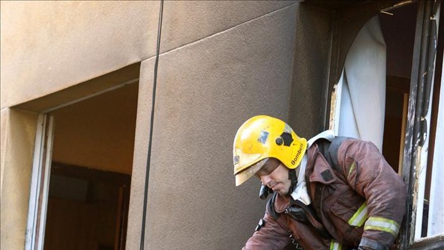 Un incendio destruye dos empresas de reciclaje en Rubí (Barcelona)