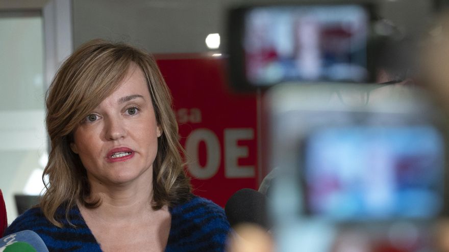 La portavoz nacional del PSOE y ministra de Educación, la socialista Pilar Alegría, hace declaraciones a los medios tras un encuentro con militantes del PSOE este jueves en la localidad cántabra de Reinosa. EFE/Pedro Puente Hoyos