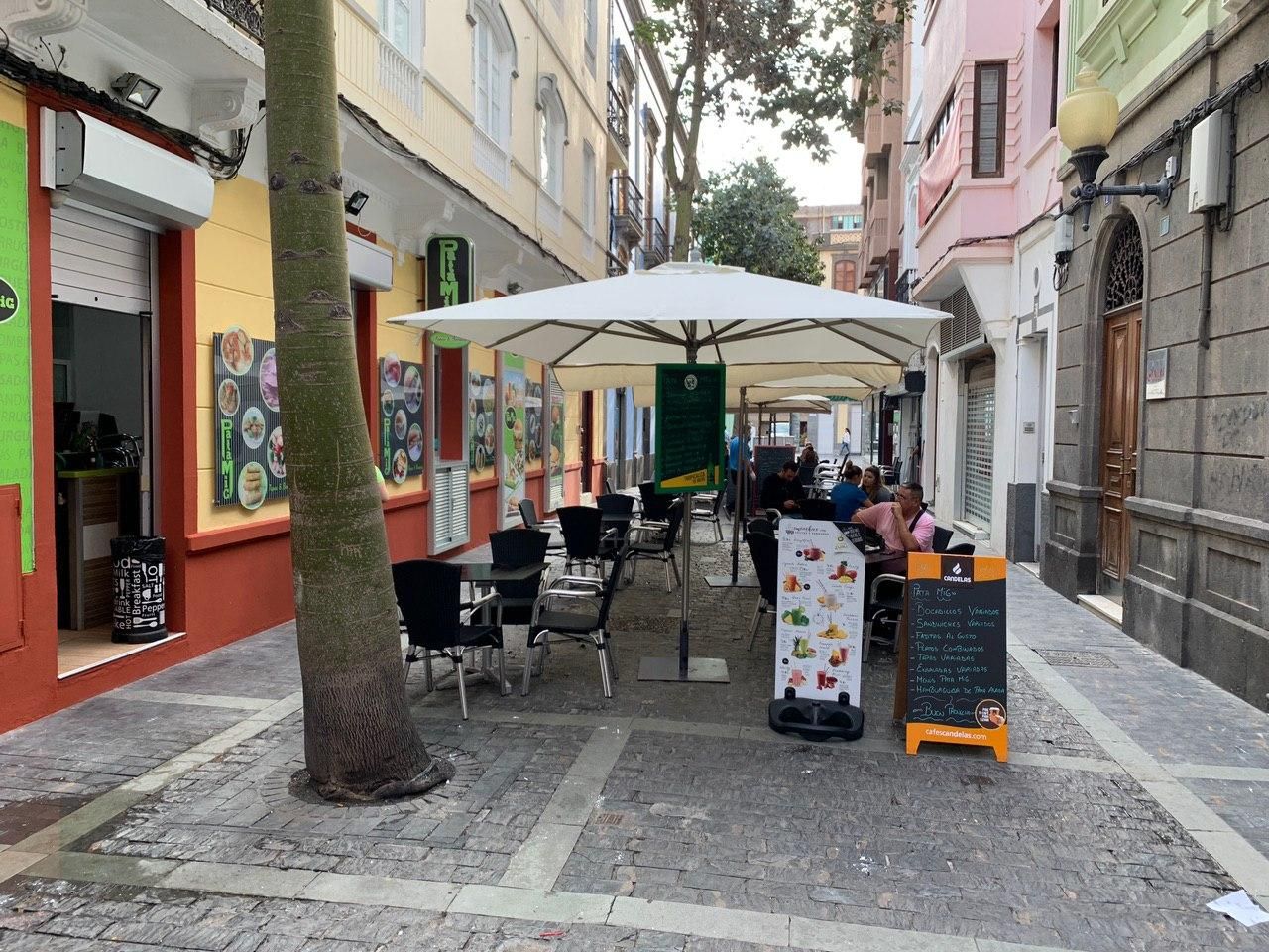 Cafetería con su terraza abierta en Las Palmas de Gran Canaria, en el primer día de la fase 1