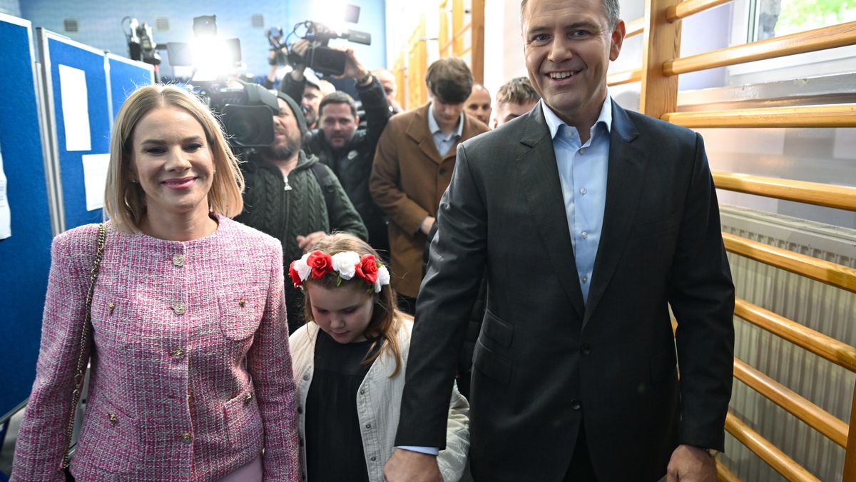 Karol Nawrocki, apoyado por el principal partido de la oposición, el ultraconservador Ley y Justicia (PiS) en un centro de votación en Gdansk, Polonia, el 18 de mayo de 2025. 