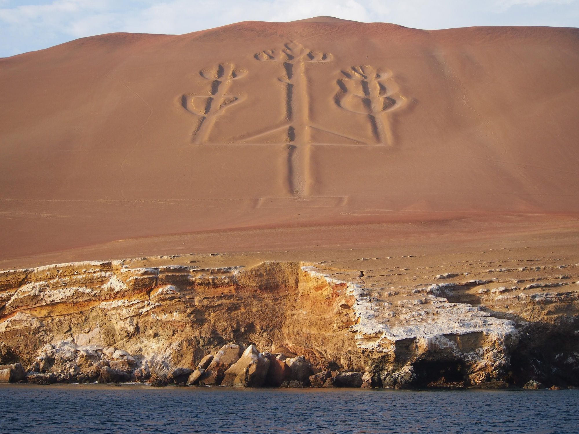 El Candelabro de Paracas tiene aproximadamente unos 2.500 años