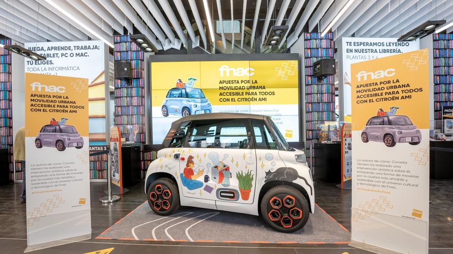 Interpretación del Ami a cargo de la ilustradora Conxita Herrero, en la FNAC de Preciados (Madrid).