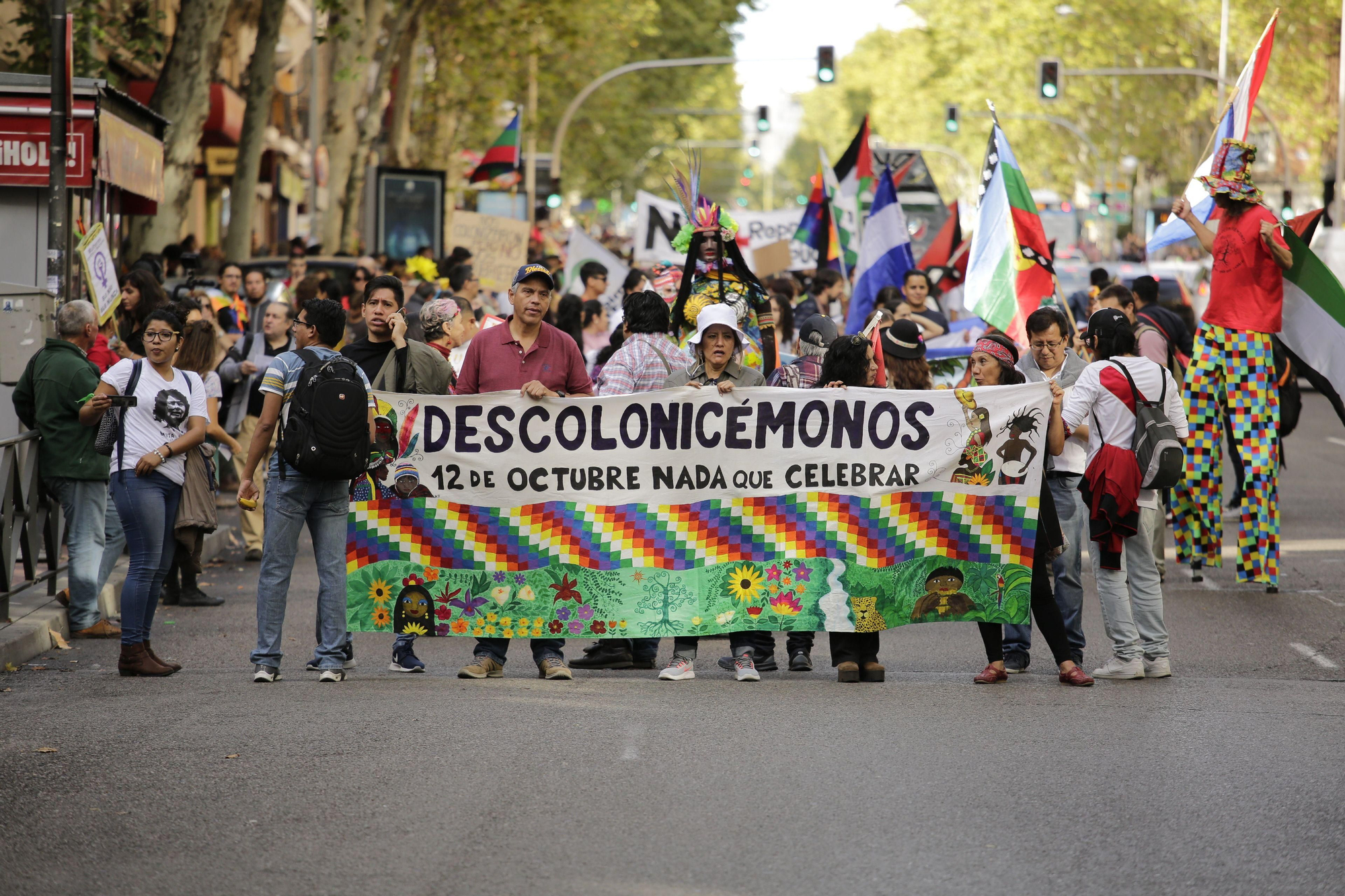 "Descolonicémonos", dice una de las pancartas de la manifestación anticolonialista en Madrid el 12 de octubre. OLMO CALVO.