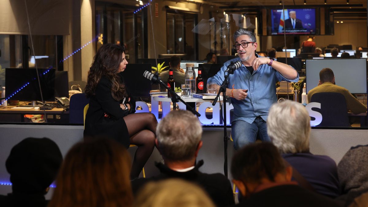 Las socias y socios de elDiario.es asisten al encuentro en la redacción