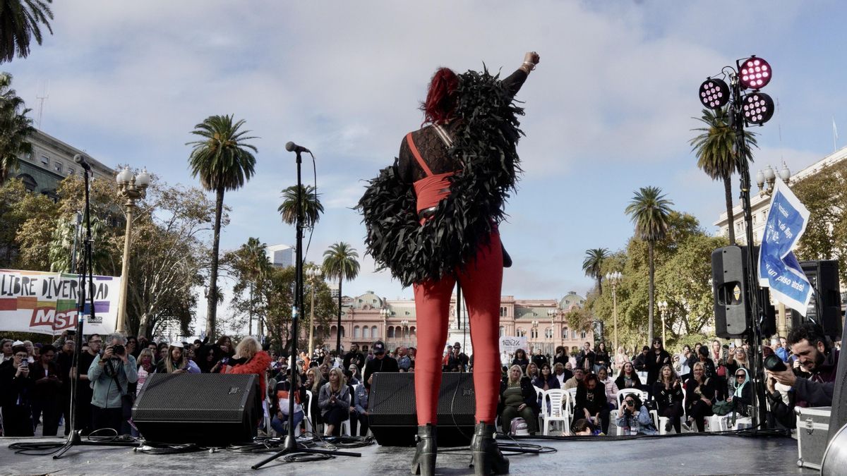 Erika Noeli Moreno, integrante de Las Históricas, lidera un evento en la Plaza de Mayo, frente a la Casa de Gobierno en Buenos Aires, el 24 de mayo de 2025.