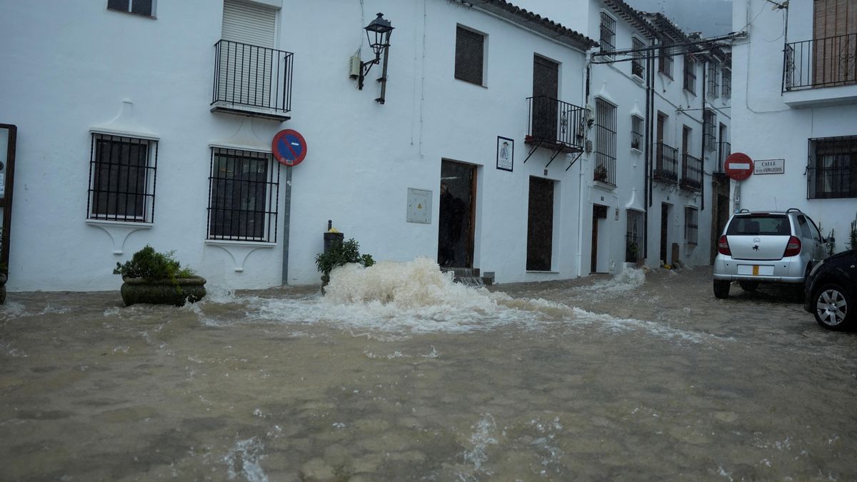 Calle convertida en río en la localidad gaditana de Grazalema tras el paso de la borrasca Leonardo. A 4 de febrero de 2026, en Grazalema, Cádiz (Andalucía, España).