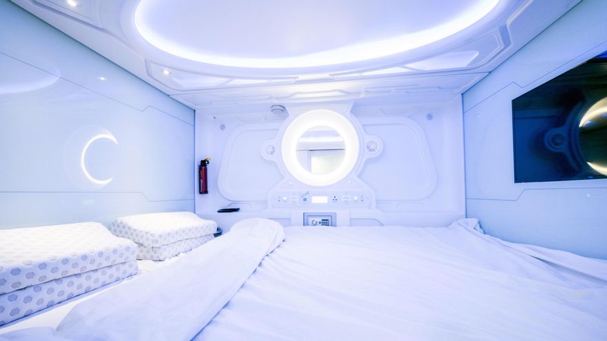 Interior de una habitación cápsula de Optimi Rooms