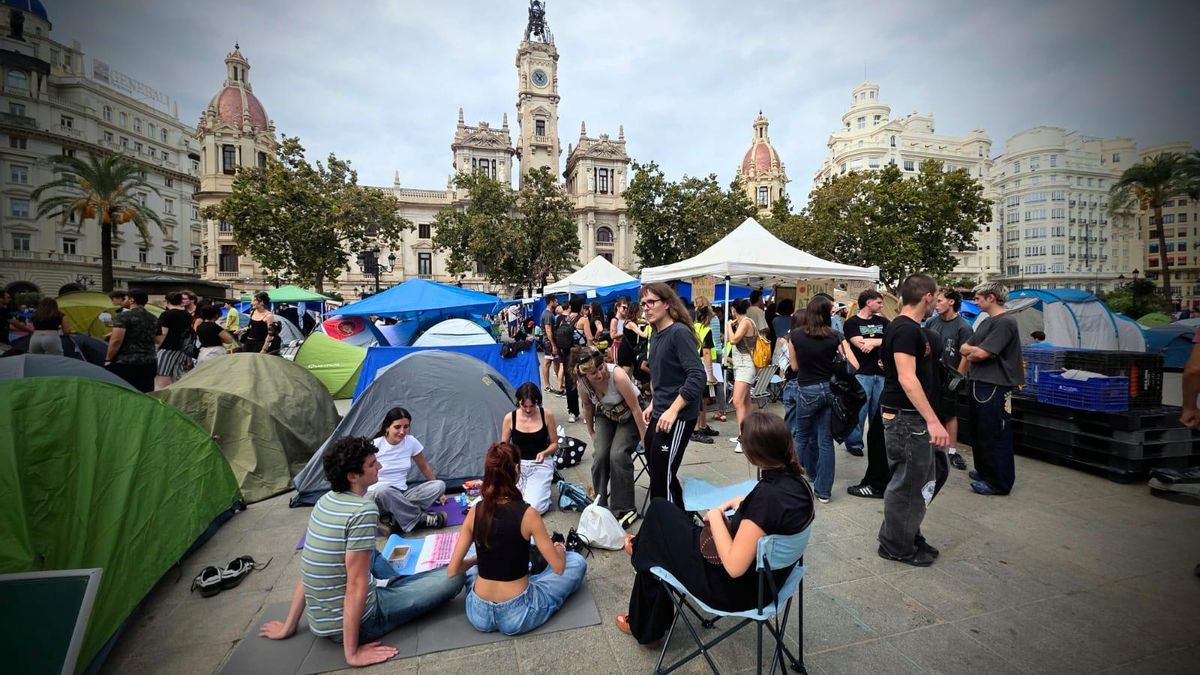 La acampada por la vivienda instalada en la Plaza del Ayuntamiento de València.
