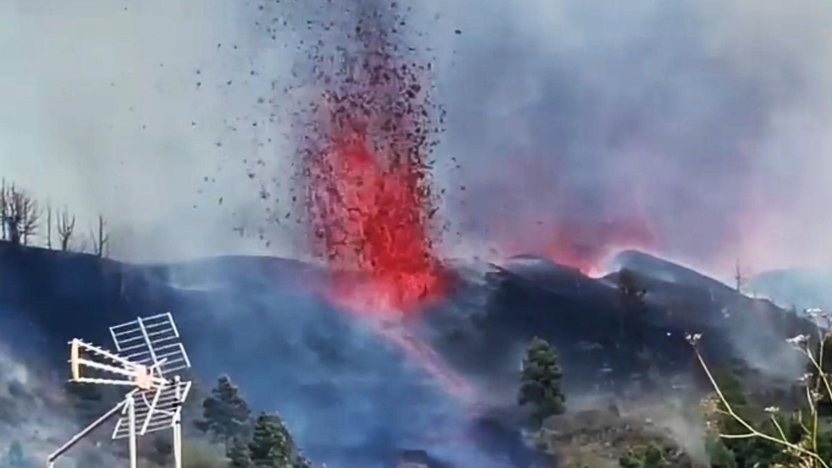 Inicio de la erupción del volcán Tajogaite, desde una casa cercana.