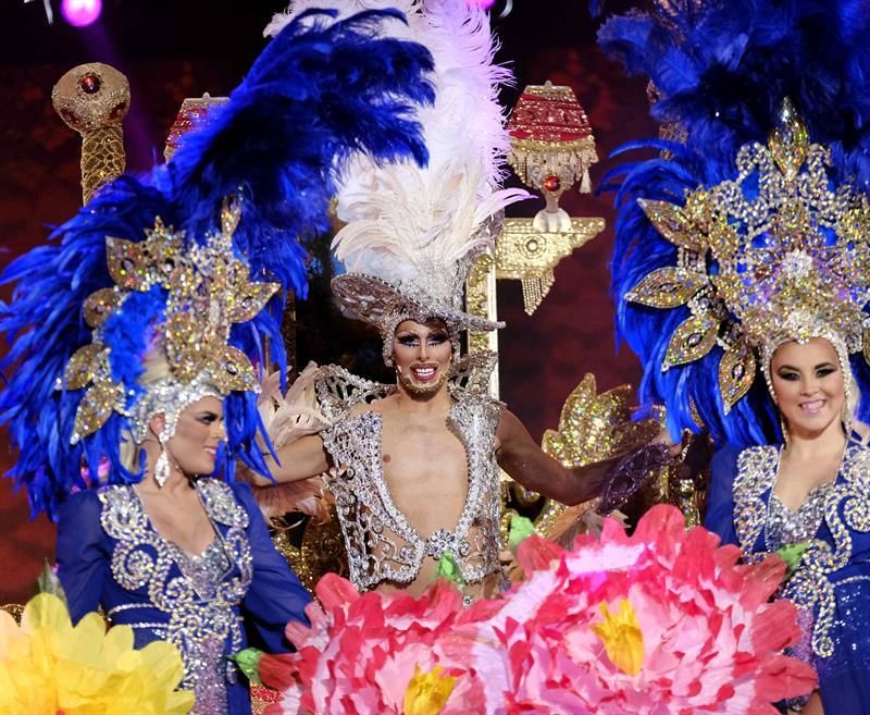 Drag Vanderbilt, con la fantasía 'En memoria de?'