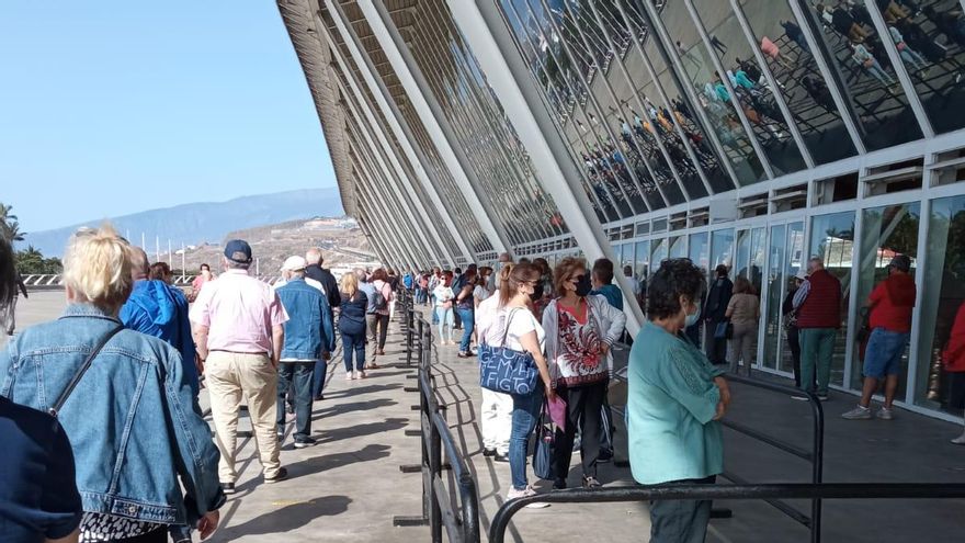 Colas en el Recinto Ferial de Tenerife para vacunar sin cita previa a mayores de 60 años