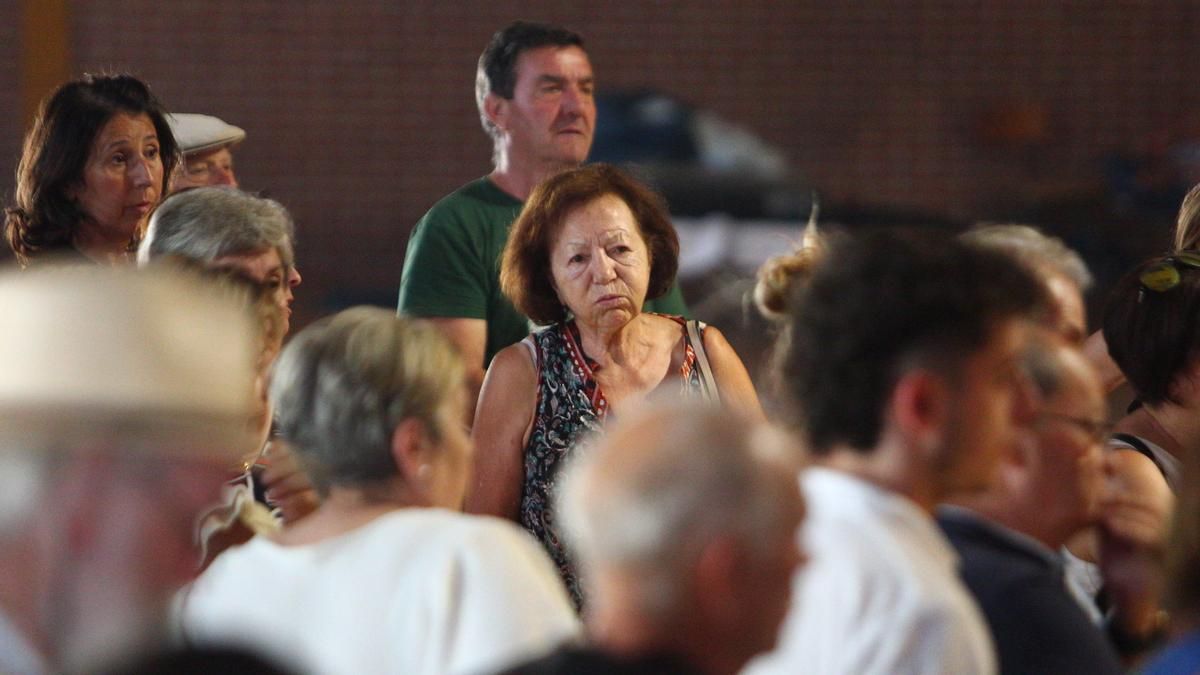 Vecinos de las pedanías pertenecientes a Ponferrada evacuados por el incendio al polideportivo José Arroyo de la ciudad. 