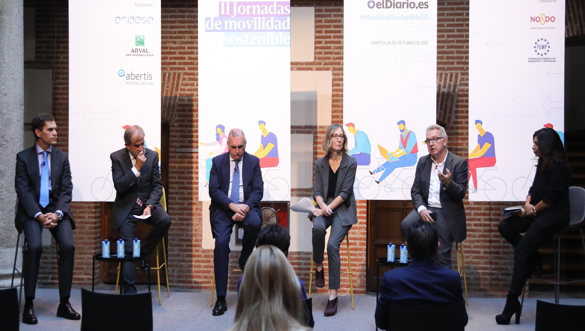 De izquierda a derecha, Juan Garrigosa, director de Negocio con las Administraciones Públicas de Endesa X; Raimundo Ruiz de Escudero, concejal de Movilidad de Vitoria-Gasteiz; Alfonso Sánchez Vicente, director gerente de la EMT-Madrid; Pilar Arana, concejala delegada de Movilidad y Transporte de Donostia-San Sebastián; Gerardo Lertxundi, consejero delegado de TMB Barcelona; y Natalia Chientaroli, subdirectora de Sociedad de elDiario.es