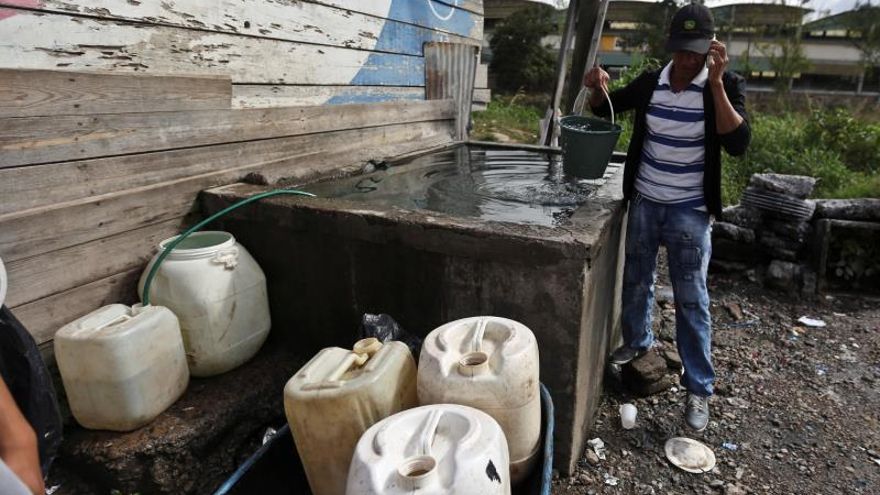 Un hombre llena botes de agua para su consumo este martes, en Tegucigalpa (Honduras). Más de 900.000 personas están en situación de inseguridad alimentaria por la sequía que afecta a gran parte de Honduras, especialmente el llamado Corredor Seco, una cifra que puede aumentar hasta más de un millón durante los próximos meses. Un estudio elaborado en 2019 por la Unidad Técnica de Seguridad Alimentaria y Nutricional de Honduras (UTSAN), al que tuvo acceso Efe, revela que "1 de cada 5 hogares en el Corredor Seco ha experimentado hambre".