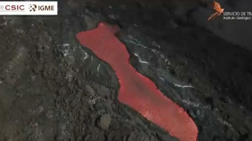 El asombroso derrame de lava del cono principal del volcán, grabado desde un dron en La Palma