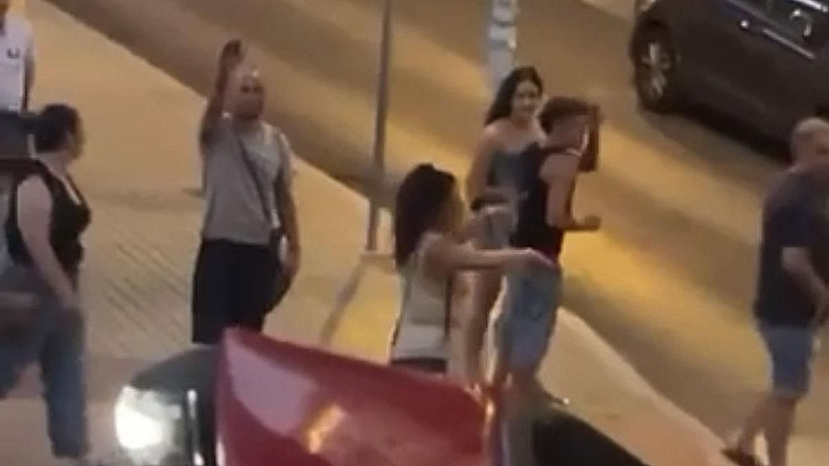 Abucheos y saludos nazis a tres metros de la Policía Local en el desfile del Orgullo en Córdoba
